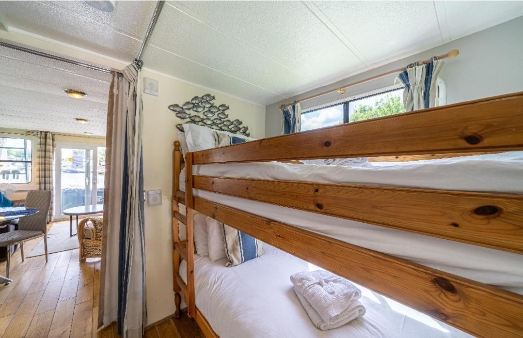 Bluebird House-Boat Hotel East Molesey Exterior photo