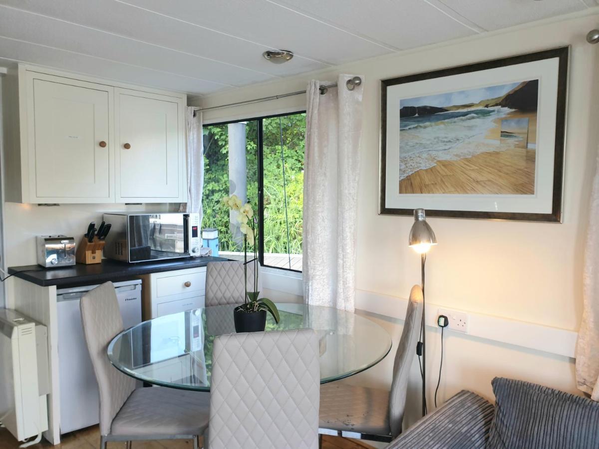 Bluebird House-Boat Hotel East Molesey Exterior photo